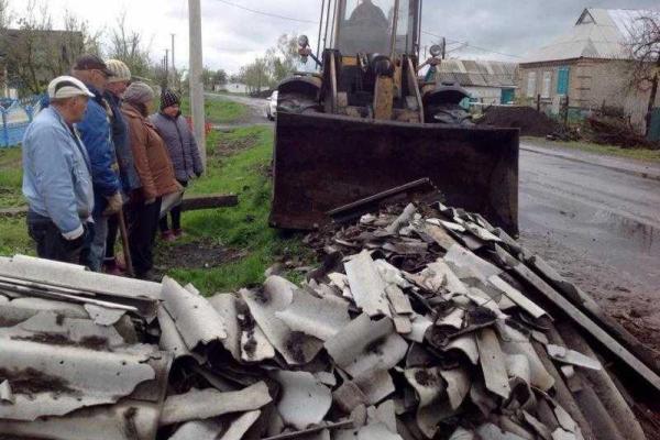 Боевики "ДНР" нанимают местных жителей разбирать завалы и мусор, оставшиеся от их домов после обстрелов Боевики "ДНР" нанимают местных жителей разбирать завалы и мусор, оставшиеся от их домов после обстрелов