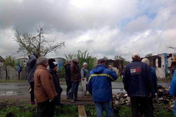 Боевики "ДНР" нанимают местных жителей разбирать завалы и мусор, оставшиеся от их домов после обстрелов Боевики "ДНР" нанимают местных жителей разбирать завалы и мусор, оставшиеся от их домов после обстрелов