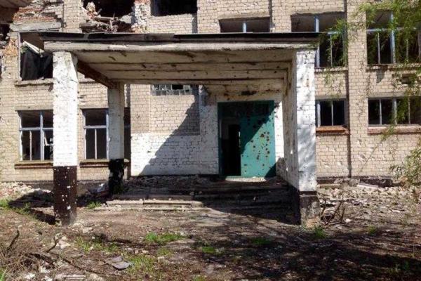 Боевики "ДНР" нанимают местных жителей разбирать завалы и мусор, оставшиеся от их домов после обстрелов Боевики "ДНР" нанимают местных жителей разбирать завалы и мусор, оставшиеся от их домов после обстрелов