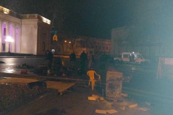В Одессе "титушки" разгромили палаточный городок "антитрухановского Майдана" В Одессе "титушки" разгромили палаточный городок "антитрухановского Майдана"