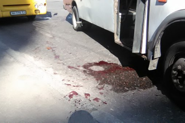 В Киеве прямо на дороге два маршрутчика устроили поножовщину В Киеве прямо на дороге два маршрутчика устроили поножовщину