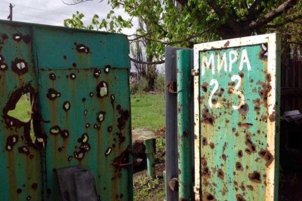 Боевики "ДНР" нанимают местных жителей разбирать завалы и мусор, оставшиеся от их домов после обстрелов Боевики "ДНР" нанимают местных жителей разбирать завалы и мусор, оставшиеся от их домов после обстрелов