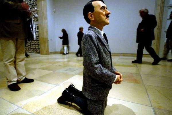 В США на аукцион выставят скандальную статуэтку ребенка с лицом взрослого Гитлера