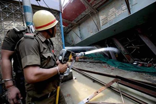 Растет число жертв в Индии: под завалами рухнувшей эстакады остаются десятки людей