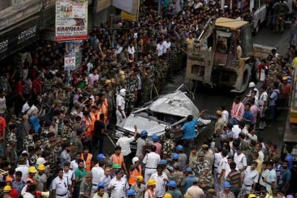 Растет число жертв в Индии: под завалами рухнувшей эстакады остаются десятки людей
