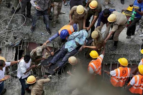 Растет число жертв в Индии: под завалами рухнувшей эстакады остаются десятки людей