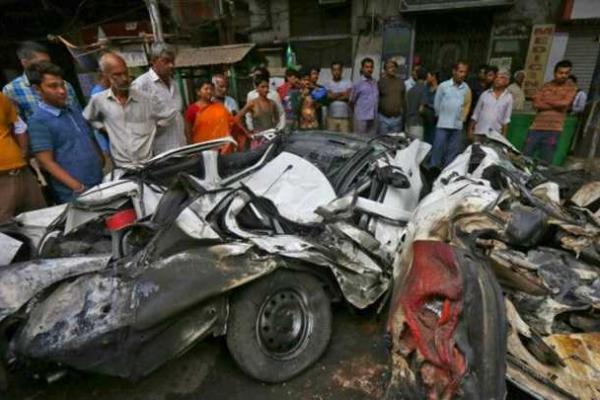 Растет число жертв в Индии: под завалами рухнувшей эстакады остаются десятки людей