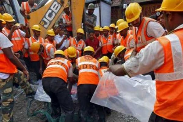 Растет число жертв в Индии: под завалами рухнувшей эстакады остаются десятки людей