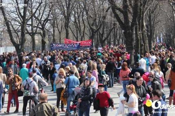 По центральным улицам Одессы прошел парад клоунов