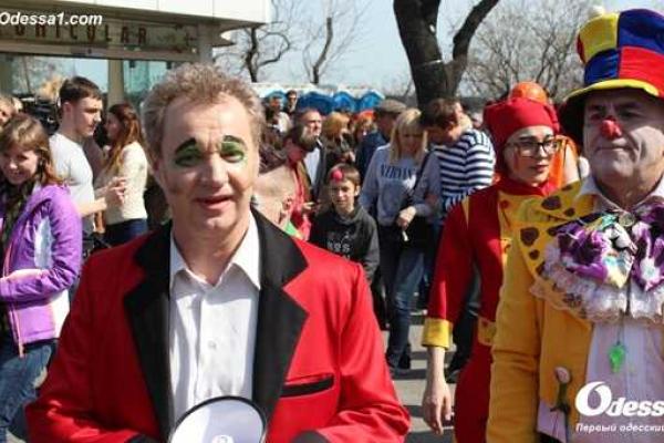 По центральным улицам Одессы прошел парад клоунов