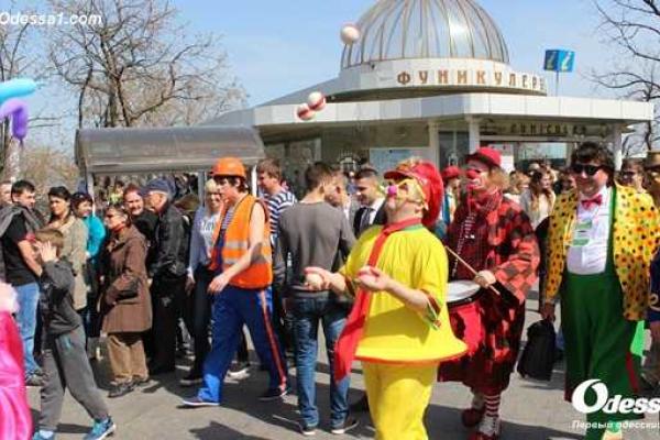 По центральным улицам Одессы прошел парад клоунов