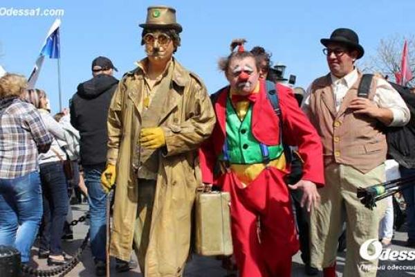 По центральным улицам Одессы прошел парад клоунов