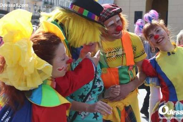 По центральным улицам Одессы прошел парад клоунов