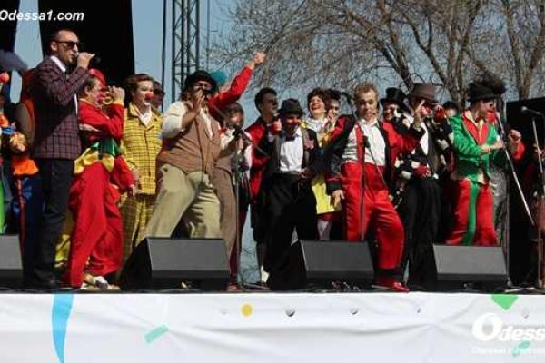 По центральным улицам Одессы прошел парад клоунов