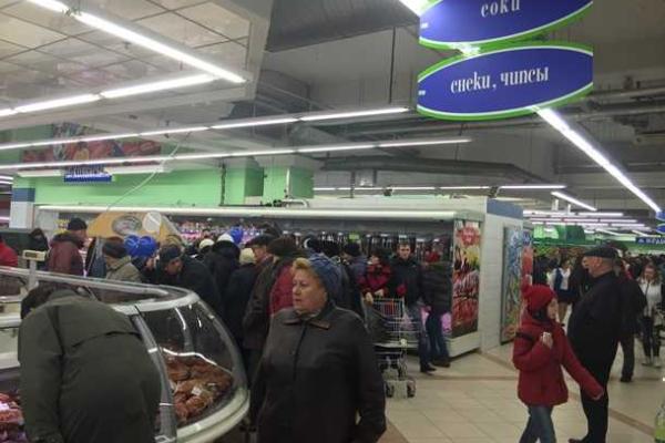 Жителям Донецка в новом "отжатом" супермаркете "Parus" предлагают рулет из мяса колибри Жителям Донецка в новом "отжатом" супермаркете "Parus" предлагают рулет из мяса колибри