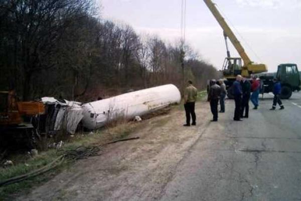 Пьяный водитель опрокинул фуру с сжиженным газом на трассе в Черкасской области