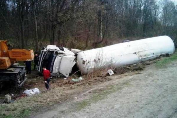Пьяный водитель опрокинул фуру с сжиженным газом на трассе в Черкасской области