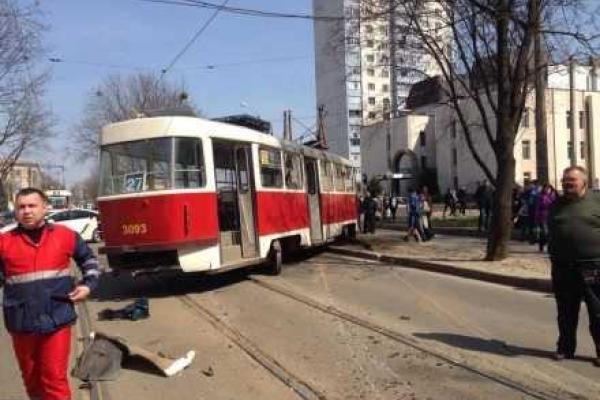 В Харькове водитель легковушки совершил лобовое столкновение с трамваем В Харькове водитель легковушки совершил лобовое столкновение с трамваем