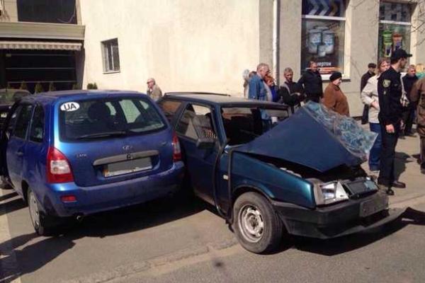 В Харькове водитель легковушки совершил лобовое столкновение с трамваем В Харькове водитель легковушки совершил лобовое столкновение с трамваем