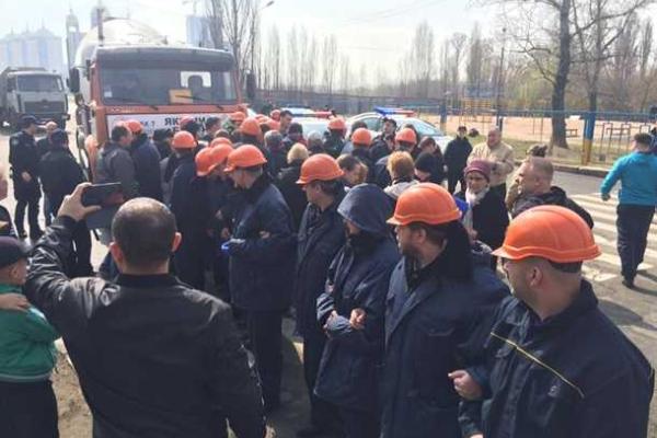 В Киеве напали на активистов, протестующих против строительства высотки на берегу Днепра