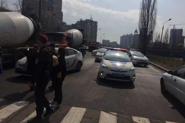 В Киеве напали на активистов, протестующих против строительства высотки на берегу Днепра