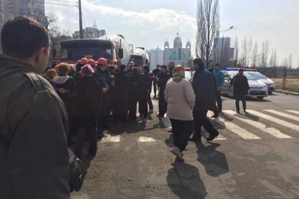 В Киеве напали на активистов, протестующих против строительства высотки на берегу Днепра