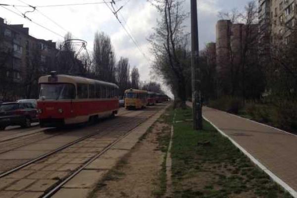 В Киеве в пробку попали 13 трамваев В Киеве в пробку попали 13 трамваев