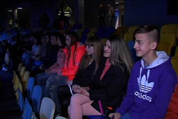 Легендарный Ник Вуйчич встретился с детьми из Донбасса