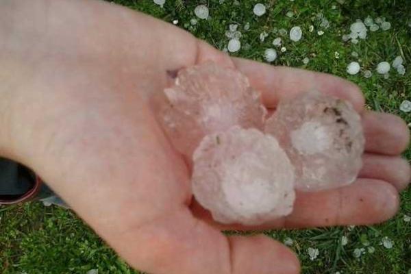 Град размером с куриное яйцо засыпал города Львовщины Град размером с куриное яйцо засыпал города Львовщины