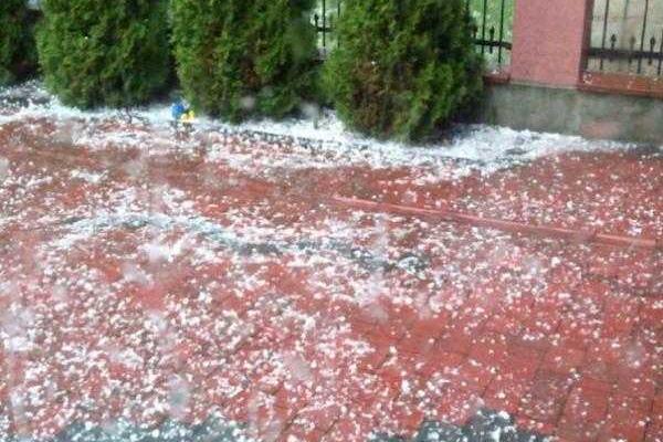 Град размером с куриное яйцо засыпал города Львовщины Град размером с куриное яйцо засыпал города Львовщины