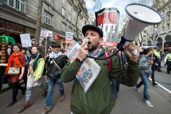 В Британии прокатилась волна протестов: в Лондоне митингуют, требуя отставки Кэмерона