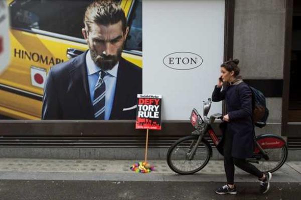 В Британии прокатилась волна протестов: в Лондоне митингуют, требуя отставки Кэмерона