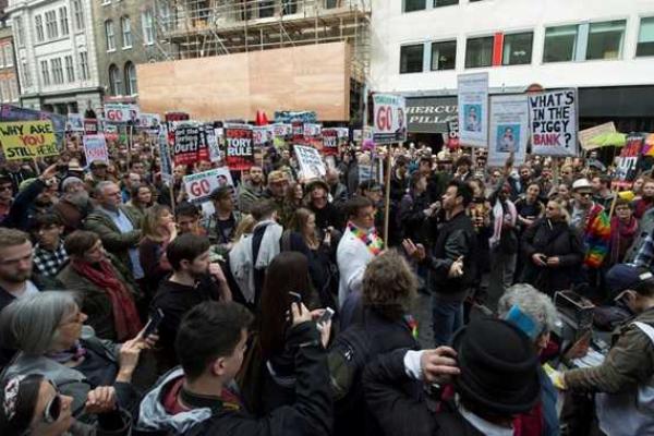 В Британии прокатилась волна протестов: в Лондоне митингуют, требуя отставки Кэмерона