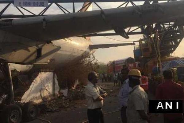 В Индии башенный кран рухнул на авиалайнер