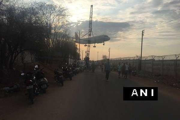 В Индии башенный кран рухнул на авиалайнер