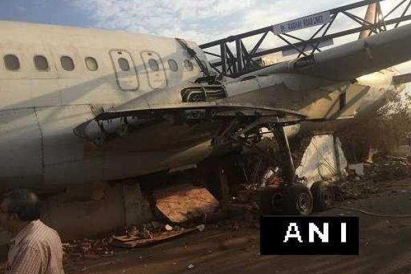 В Индии башенный кран рухнул на авиалайнер