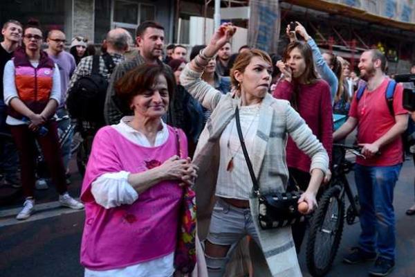 В Македонии прошла масштабная акция протеста: протестующие разгромили канцелярию главы государства