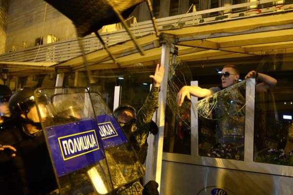 В Македонии прошла масштабная акция протеста: протестующие разгромили канцелярию главы государства