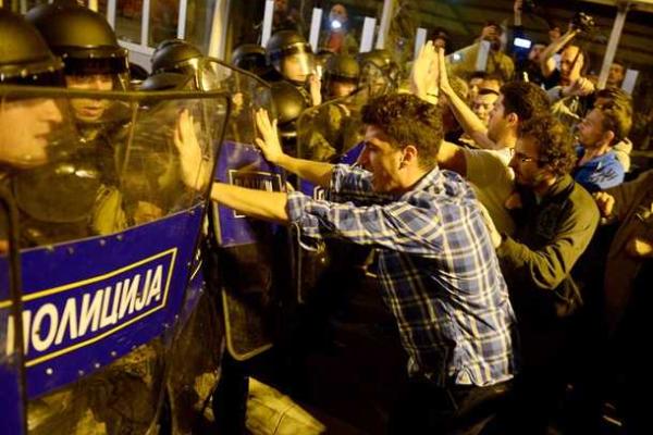 В Македонии прошла масштабная акция протеста: протестующие разгромили канцелярию главы государства
