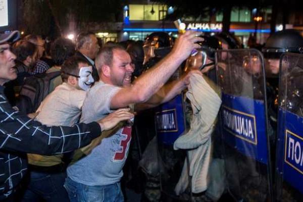 В Македонии прошла масштабная акция протеста: протестующие разгромили канцелярию главы государства В Македонии прошла масштабная акция протеста: протестующие разгромили канцелярию главы государства