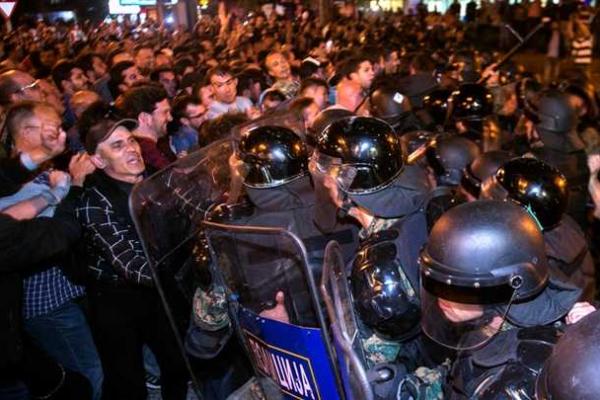 В Македонии прошла масштабная акция протеста: протестующие разгромили канцелярию главы государства В Македонии прошла масштабная акция протеста: протестующие разгромили канцелярию главы государства