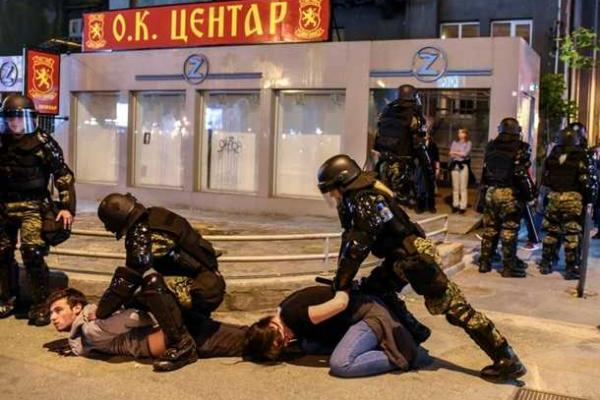 В Македонии прошла масштабная акция протеста: протестующие разгромили канцелярию главы государства