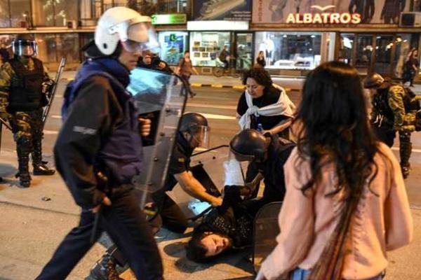 В Македонии прошла масштабная акция протеста: протестующие разгромили канцелярию главы государства В Македонии прошла масштабная акция протеста: протестующие разгромили канцелярию главы государства