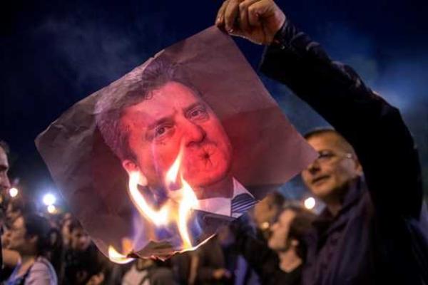 В Македонии прошла масштабная акция протеста: протестующие разгромили канцелярию главы государства В Македонии прошла масштабная акция протеста: протестующие разгромили канцелярию главы государства
