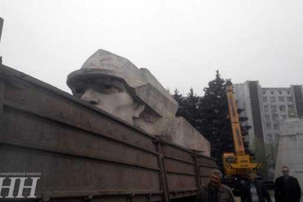 В центре Запорожья с постамента демонтировали "комсомольский" памятник В центре Запорожья с постамента демонтировали "комсомольский" памятник