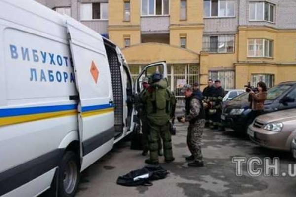 В Киеве прогремел взрыв: самодельное взрывное устройство сработало в автомобиле "ВАЗ" В Киеве прогремел взрыв: самодельное взрывное устройство сработало в автомобиле "ВАЗ"
