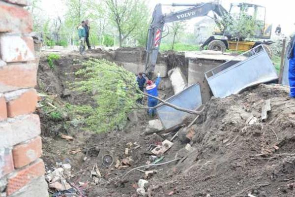В Черновцах из-за аварии на водопроводе обрушилось полдома В Черновцах из-за аварии на водопроводе обрушилось полдома