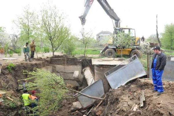 В Черновцах из-за аварии на водопроводе обрушилось полдома В Черновцах из-за аварии на водопроводе обрушилось полдома