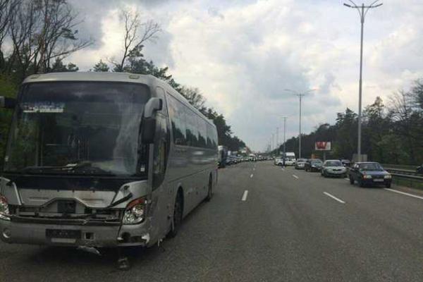 Смертельное ДТП под Киевом: автобус смял автомобиль "Toyota Corolla" вместе с пассажиром Смертельное ДТП под Киевом: автобус смял автомобиль "Toyota Corolla" вместе с пассажиром