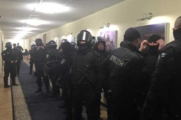 Мэрию Киева штурмуют активисты "Алкомайдана", перекрыто движение на Крещатике